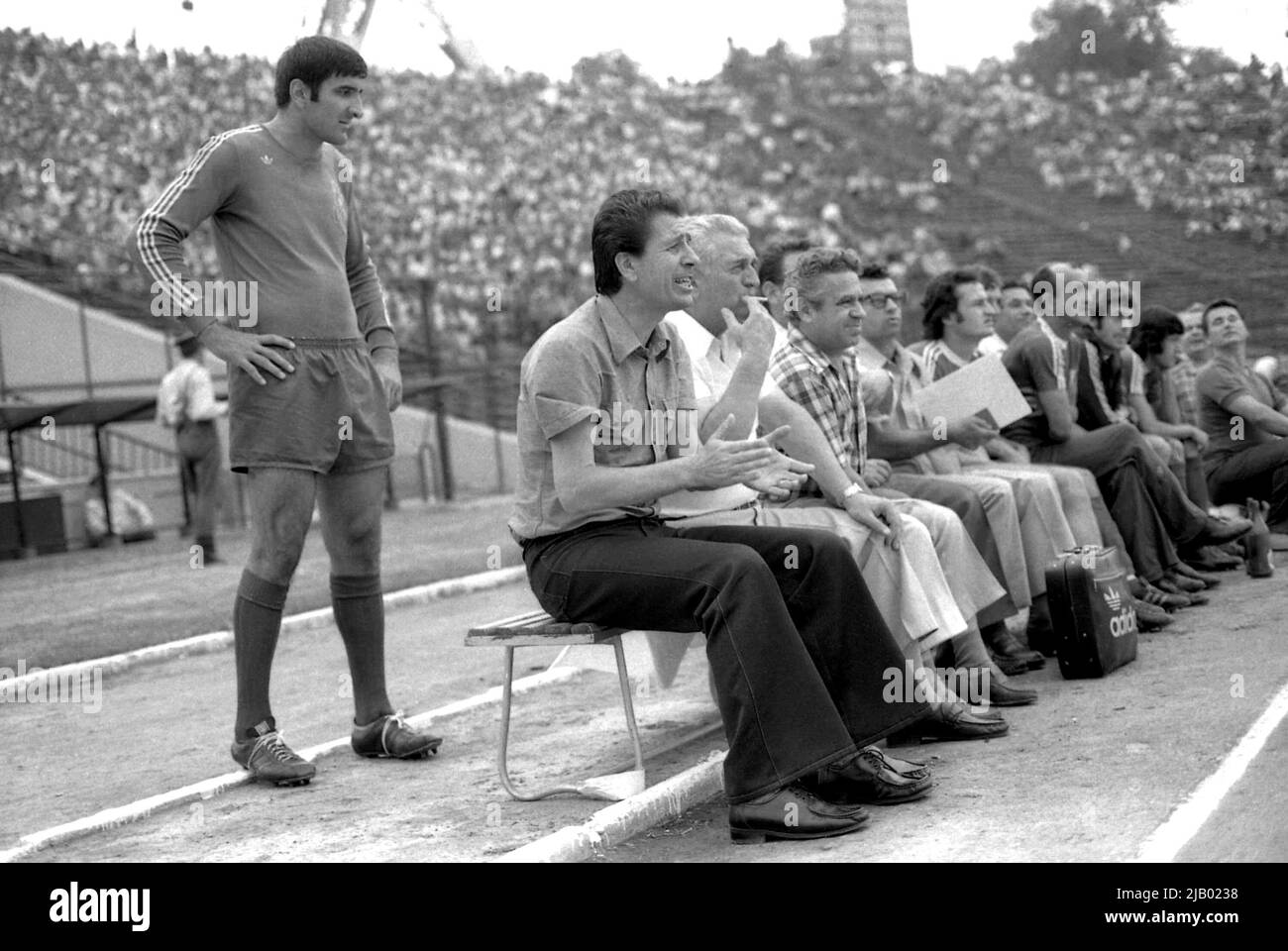Bukarest, Rumänien, ca. 1974. Torwart Rică Răducanu (stehend). Zuerst auf der Bank, Trainer von 'Steaua Bucuresti', Gheorghe Constantin. Stockfoto