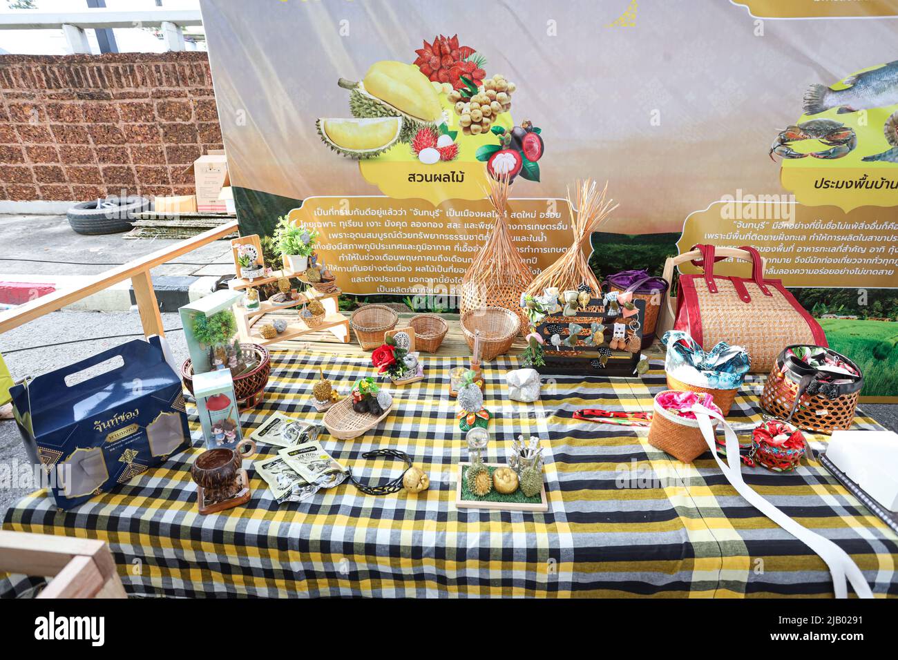 Chanthaburi Provinz organisiert Chanthaburi Good Product Festival, Chan Fun Fresh 2022, um gute Produkte und herausragende Produkte von Chanthaburi an Thais und Ausländer zu verbreiten und zu fördern, bestehend aus Produkten, die für geografische Angaben zertifiziert wurden, nämlich Durian, Chanthaboon Mat und Pfeffer, Landwirtschaftliche Produkte von Premium-Qualität Standards wie Durian, Mangostan, Rambutan, Longkong, verschenken zu schmecken und zu kaufen. 5-Sterne-OTOP-Produkte und verarbeitete Produkte aus landwirtschaftlichen Produkten. Bio-Produkte, lokale Lebensmittel von Chanthaburi und Edelsteine von Chanthaburi, die gewesen ist Stockfoto