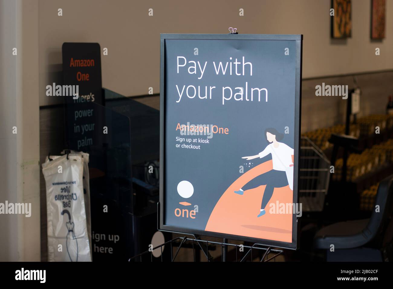 Ein Schild, das Amazon One vorstellt, ist am Sonntag, den 8. Mai 2022, in einem Amazon Fresh Store in Irvine, Kalifornien, zu sehen. Amazon One ist ein Zahlungssystem, das auf ... Stockfoto