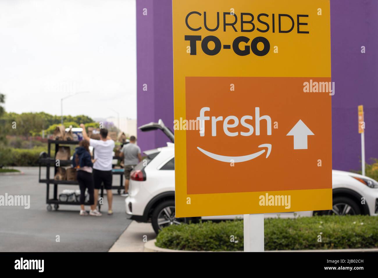 Wegweiser zum Mitnehmen auf einem Parkplatz vor einem Amazon Fresh-Lebensmittelgeschäft in Irvine, Kalifornien, gesehen am Sonntag, 8. Mai 2022. Stockfoto