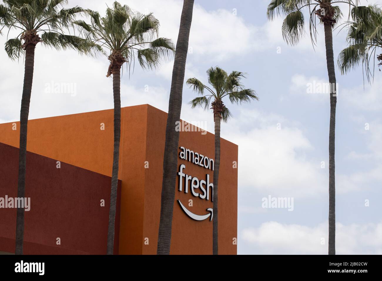 Das Amazon Fresh-Logo ist am Sonntag, den 8. Mai 2022, in einem Amazon Fresh-Lebensmittelgeschäft in Irvine, Kalifornien zu sehen. Amazon Fresh ist eine Tochtergesellschaft von Amazon.com. Stockfoto