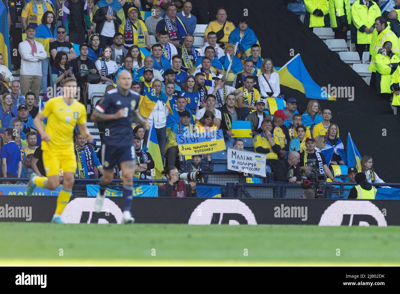 1.. Juni 2022; Hampden Park, Glasgow, Schottland: FIFA Fußball-Weltmeisterschaft 2022, Schottland gegen Ukraine: Ukraine-Fans Stockfoto