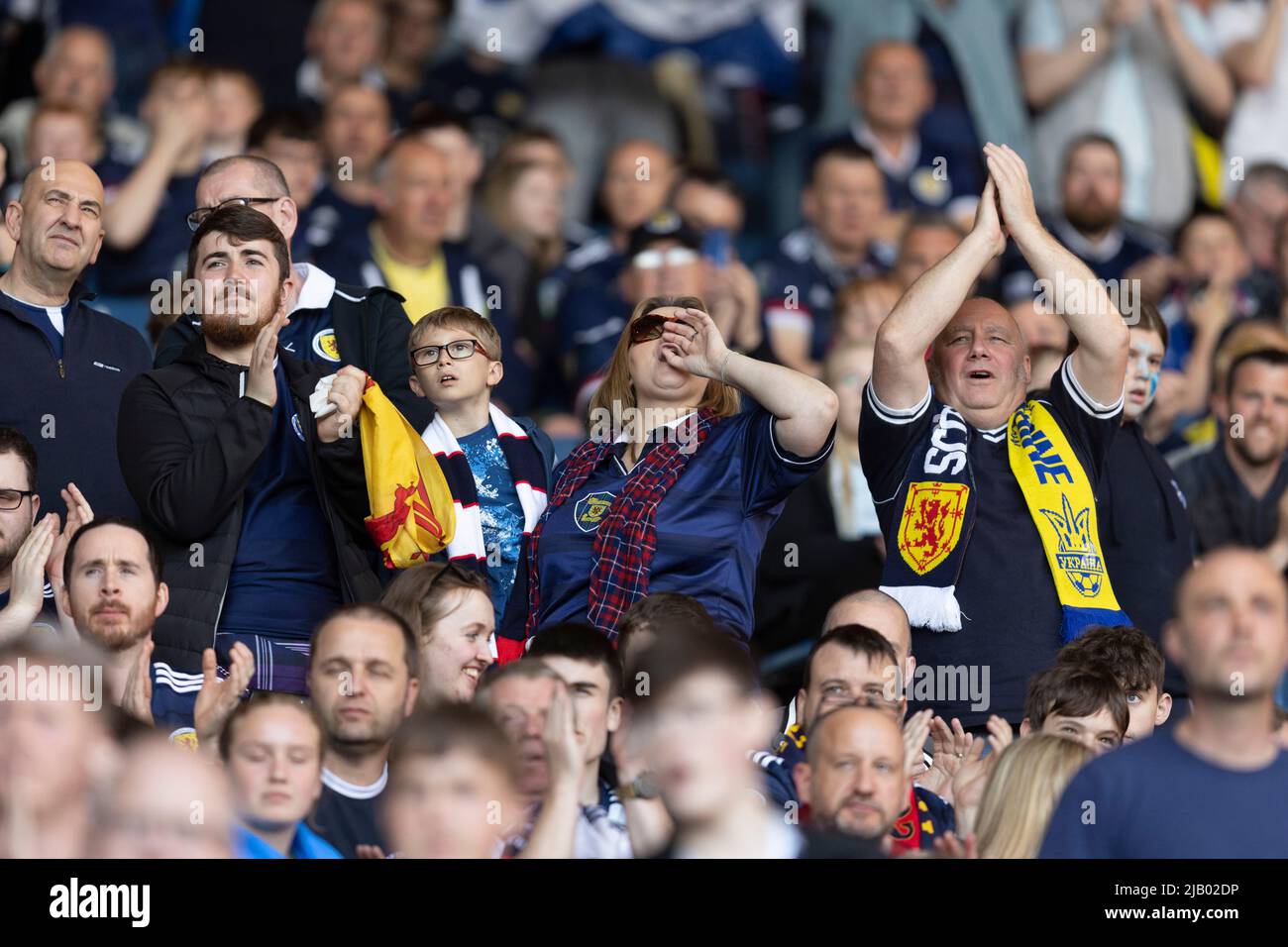 1.. Juni 2022; Hampden Park, Glasgow, Schottland: FIFA Fußball-Weltmeisterschaft 2022, Schottland gegen Ukraine: Schottland-Fans Stockfoto