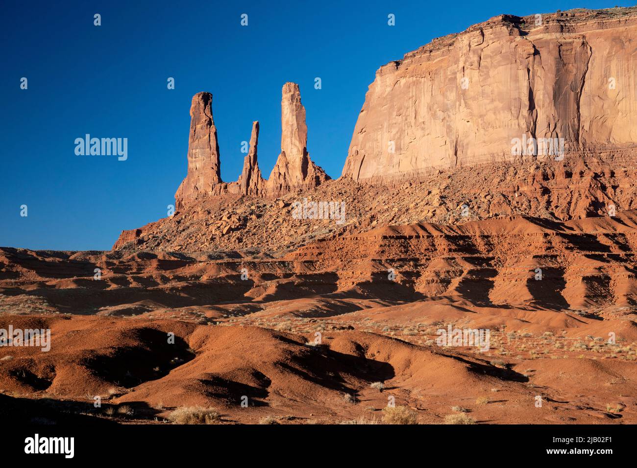 AZ00423-00....ARIZONA - Sandsteinbutten, die die drei Schwestern am John Ford's Point im Monument Valley Navajo Tribal Park genannt werden. Stockfoto