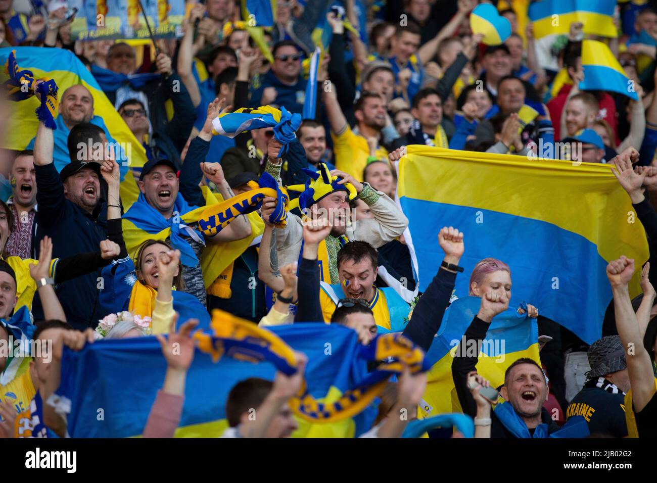 1.. Juni 2022; Hampden Park, Glasgow, Schottland: FIFA Fußball-Weltmeisterschaft 2022, Schottland gegen Ukraine: Ukraine-Fans Stockfoto