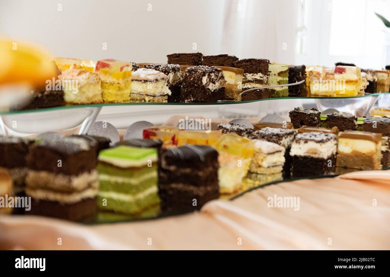Kuchen und Desserts auf dem Tisch während der Party. Tisch mit Kuchen und Desserts auf der Party. Stockfoto