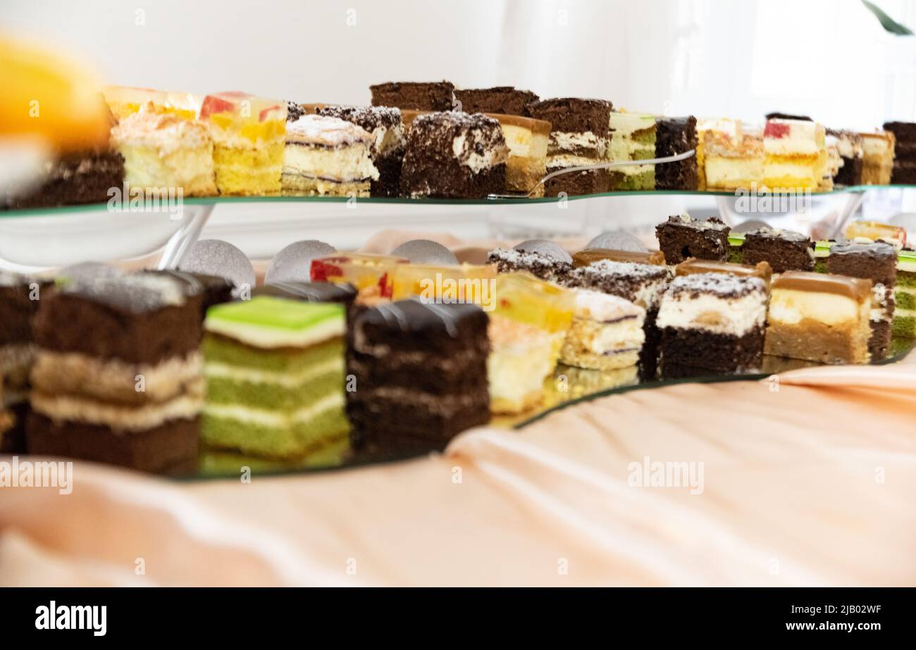 Kuchen und Desserts auf dem Tisch während der Party. Tisch mit Kuchen und Desserts auf der Party. Stockfoto