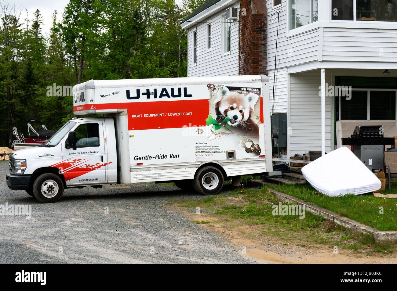 Ein U-Haul-LKW, der von einer Person, die in einen neuen Wohnsitz umzieht, mit Haushaltsgegenständen beladen wird Stockfoto