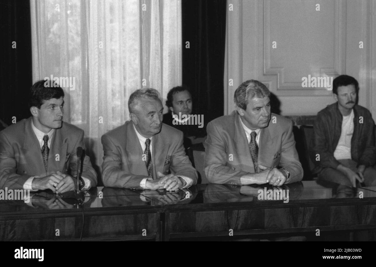 Bukarest, Rumänien, 1990. Der rumänische Fußballspieler Miodrag Belodedici & Trainer Cornel Drăgușin & Emerich Jenei bei einer Pressekonferenz nach der Qualifikation der Fußballnationalmannschaft zur FIFA-Weltmeisterschaft 1990. Stockfoto