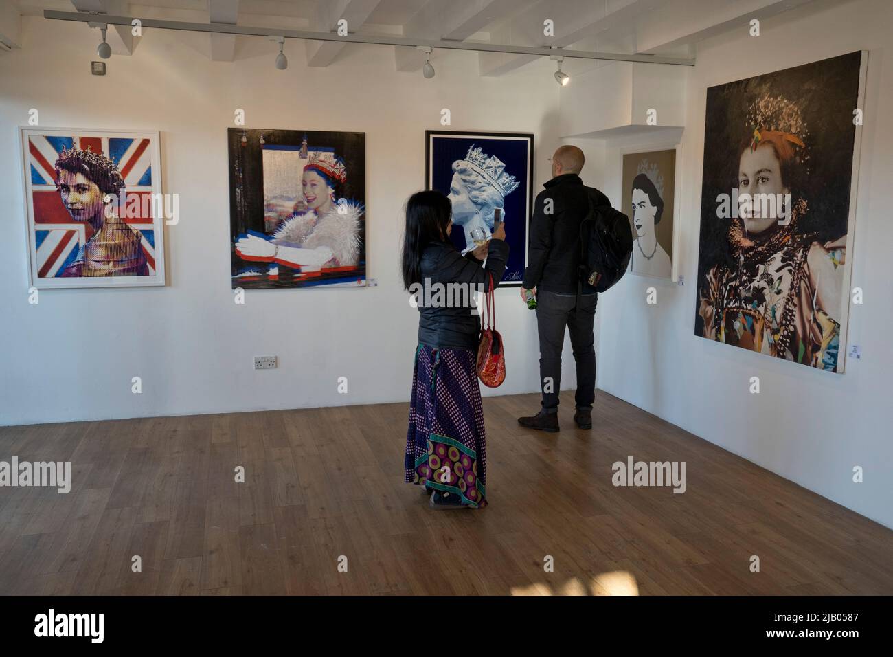 Besucher der Art Save the Queen Gruppenausstellung zum Gedenken an das 70.-jährige Platin-Jubiläum von Queen Elizabeth II im Oxo Tower in London, England, Großbritannien Stockfoto