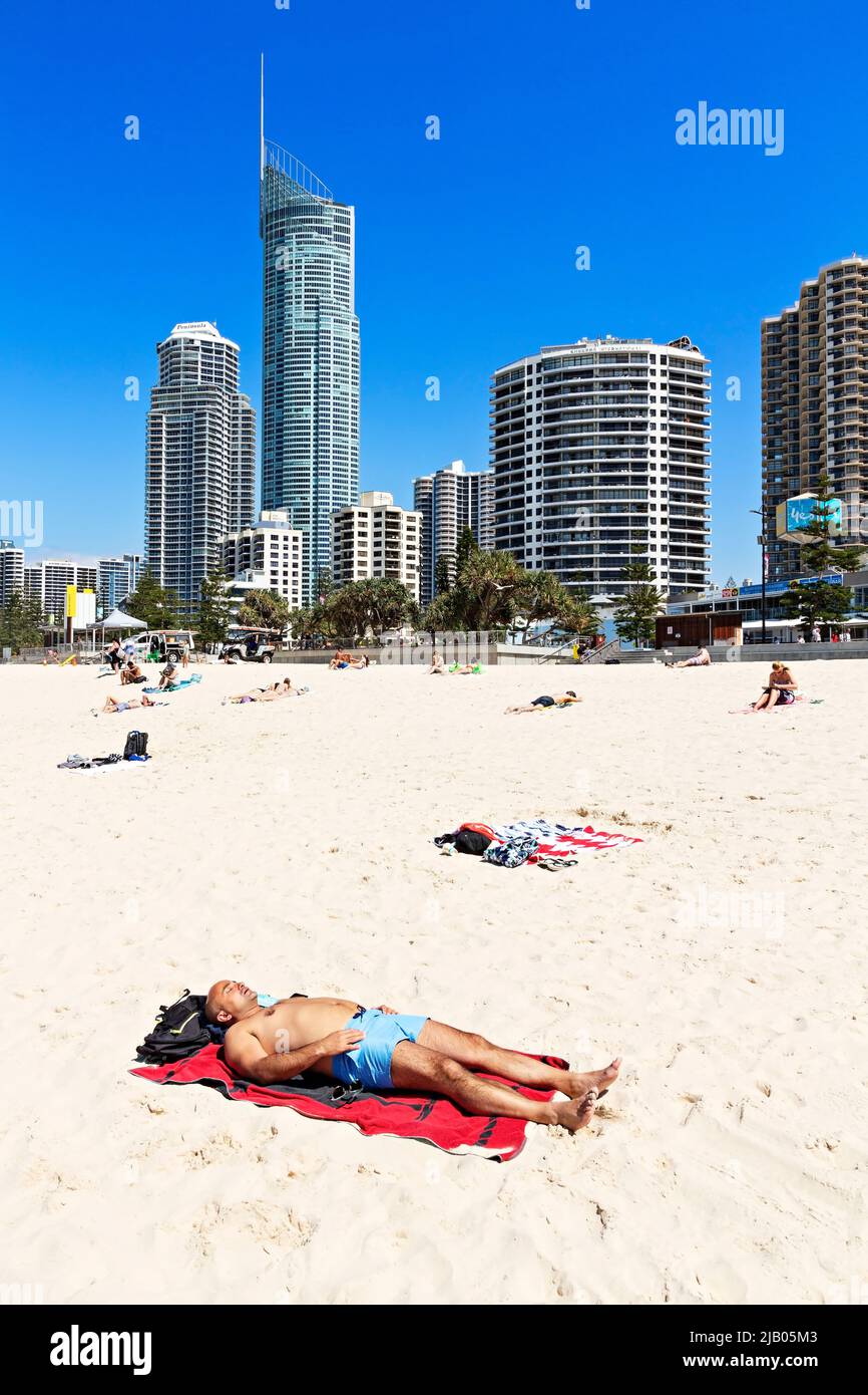 Queensland Australien / Touristen und Einheimische genießen die Sonne, die Küste und den Strand von Surfers Paradise. Stockfoto