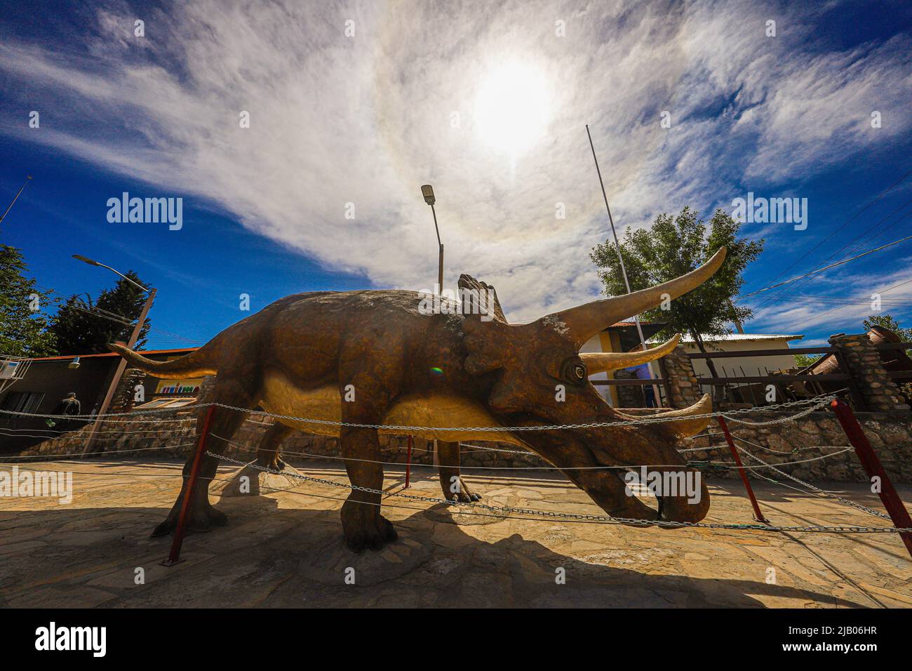 Eine Triceratops-Dinosaurierskulptur im Museum in Esqueda, Mexiko. Pueblo Esqueda im Bundesstaat Sonora Mexiko. Hadrosauroide Ornithopod-Dinosaurier. Yamatosaurus, Paläontologie und die Vergangenheit des Lebens auf der Erde durch Fossilien, Saurischier, Archeopteryx, Ornithomimus, Velociraptor, Corythosaurus, Tuojiangosaurus, Apatosaurus, Ankylosaurus, Stegosaurus, Triceratops, Pachycepalosaurus, Parasaurolofus, Iguanodon, Ceratopsians, Ceratopsids, Kreidezeit (© Foto Luis Gutierrez von NortePhoto.com) Una escultrua de Dinosaurier Triceratops en el museode Esqueda, Mexiko. Pueblo Esqueda en el estado de Sonora Stockfoto