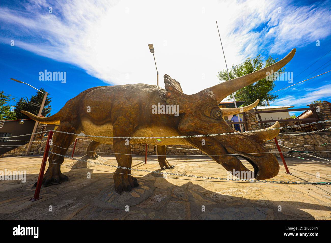 Eine Triceratops-Dinosaurierskulptur im Museum in Esqueda, Mexiko. Pueblo Esqueda im Bundesstaat Sonora Mexiko. Hadrosauroide Ornithopod-Dinosaurier. Yamatosaurus, Paläontologie und die Vergangenheit des Lebens auf der Erde durch Fossilien, Saurischier, Archeopteryx, Ornithomimus, Velociraptor, Corythosaurus, Tuojiangosaurus, Apatosaurus, Ankylosaurus, Stegosaurus, Triceratops, Pachycepalosaurus, Parasaurolofus, Iguanodon, Ceratopsians, Ceratopsids, Kreidezeit (© Foto Luis Gutierrez von NortePhoto.com) Una escultrua de Dinosaurier Triceratops en el museode Esqueda, Mexiko. Pueblo Esqueda en el estado de Sonora Stockfoto