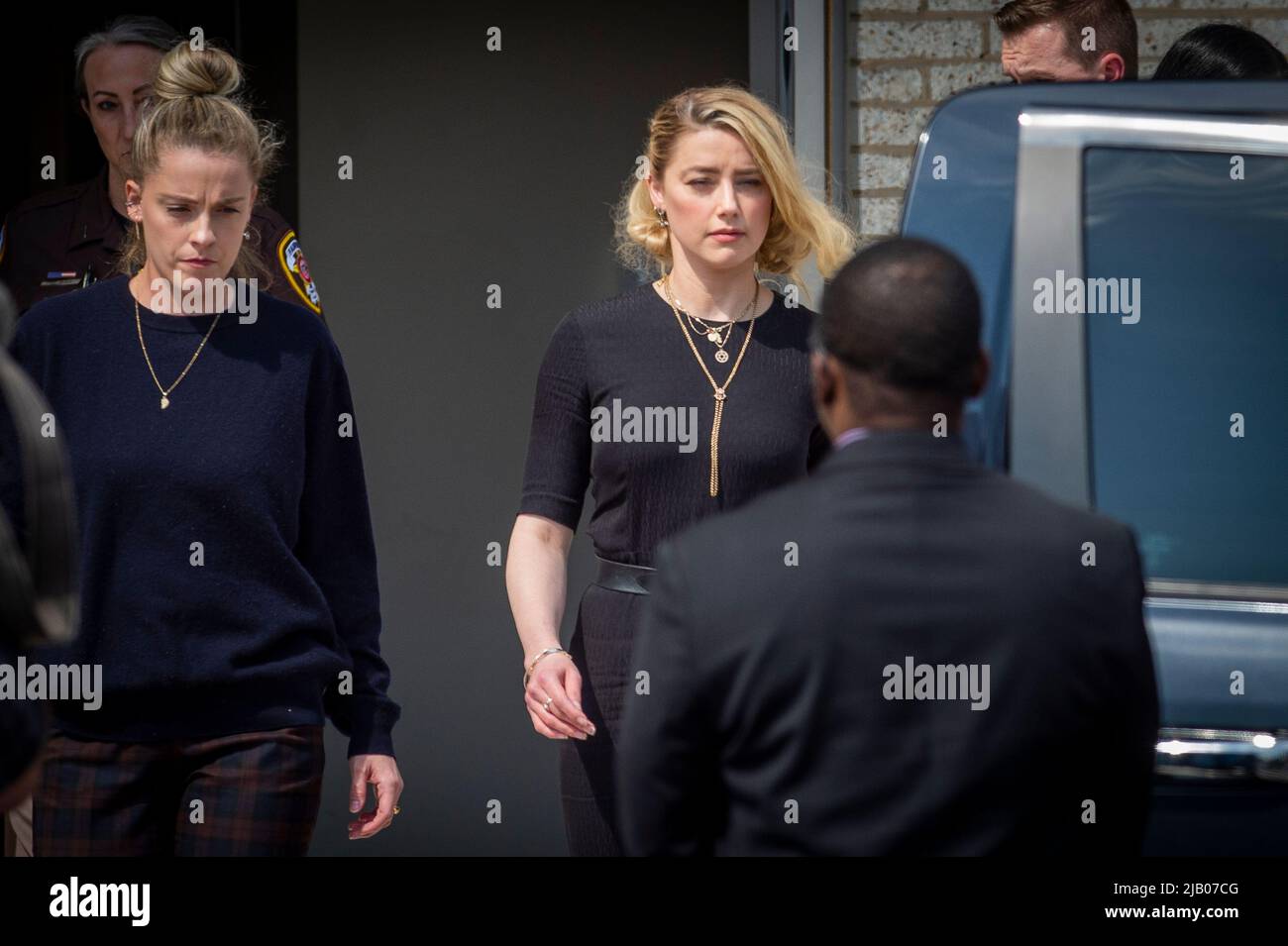 Schauspielerin Amber Heard, rechts, und ihre Schwester Whitney Heard, links, verlassen das Fairfax County Courthouse nach den Urteilen in ihrem Prozess gegen Johnny Depp in Fairfax, Virginia, am Mittwoch, 1. Juni 2022. Kredit: Rod Lamkey/CNP /MediaPunch Stockfoto