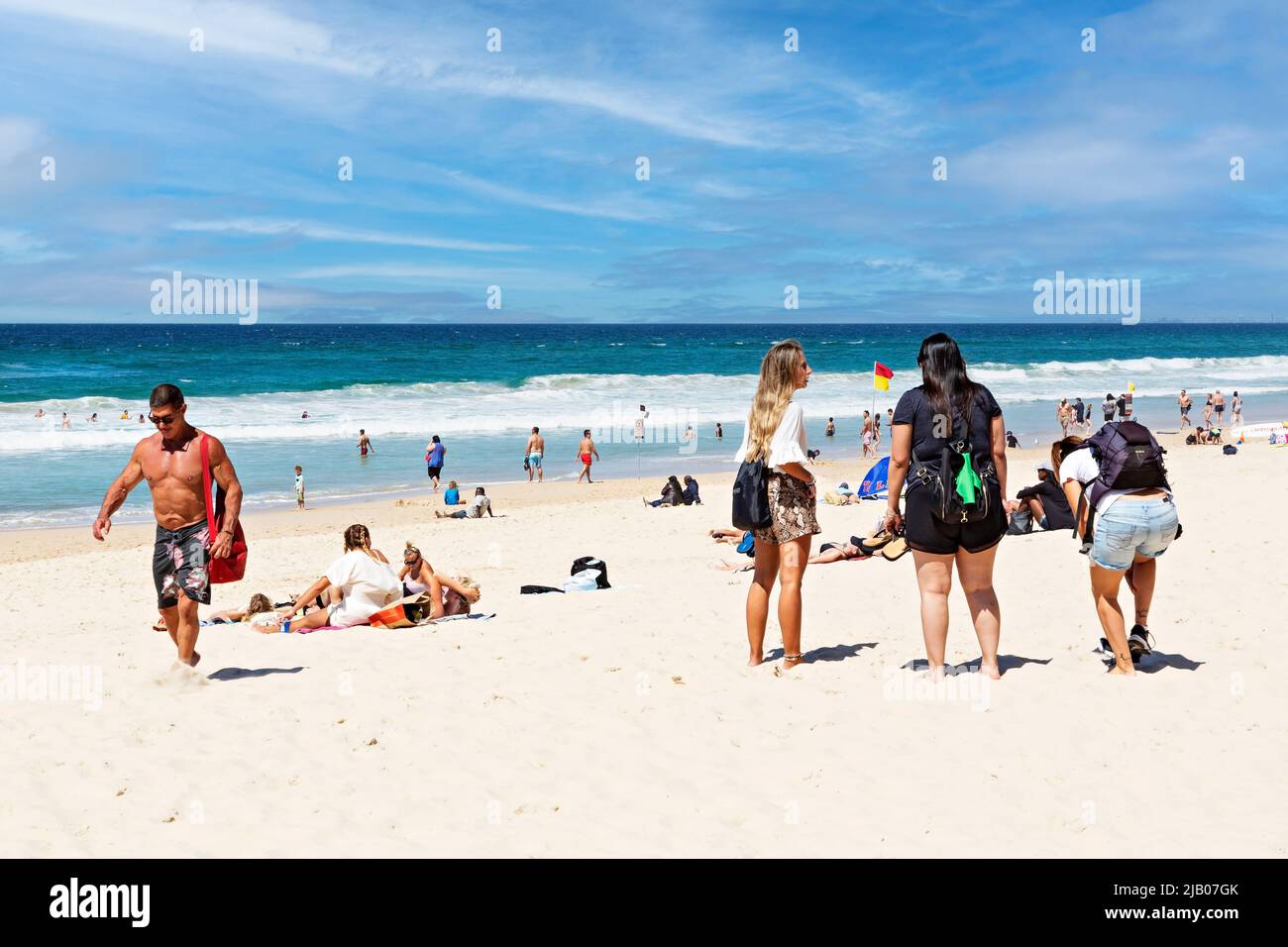 Queensland Australien / Touristen und Einheimische genießen die Sonne, die Küste und den Strand von Surfers Paradise. Stockfoto