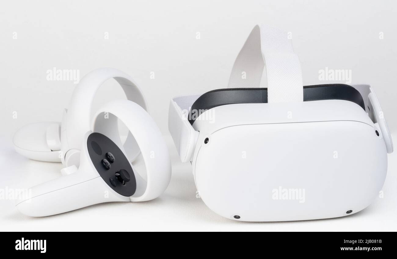 VR-Helm mit Joystick isoliert auf Studio-Hintergrund Stockfoto