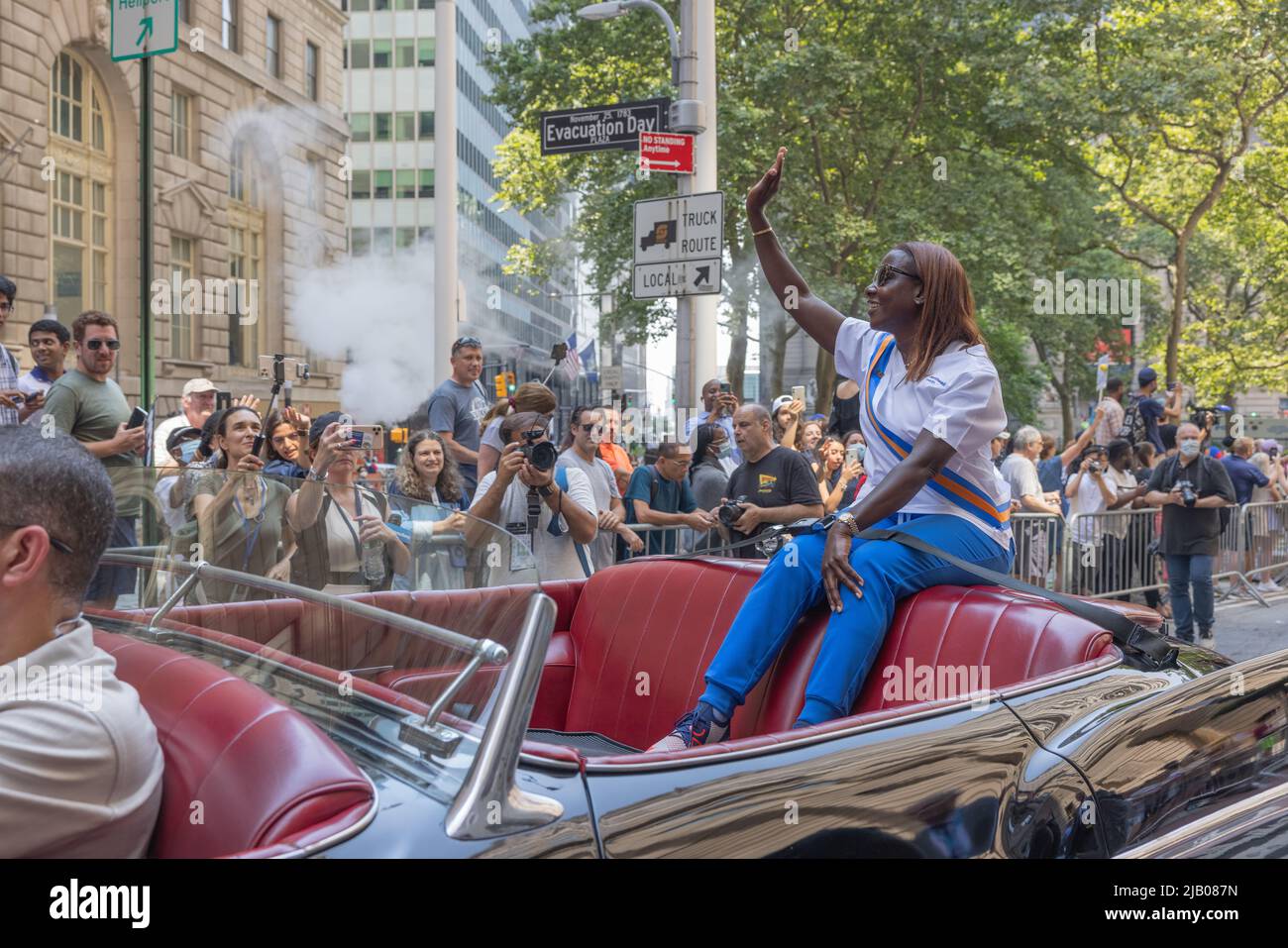 NEW YORK, N.Y. – 7. Juli 2021: Krankenschwester Sandra Lindsay, Grand Marshal der New Yorker Heimatstadt Heroes Parade, winkt den Zuschauern zu. Stockfoto