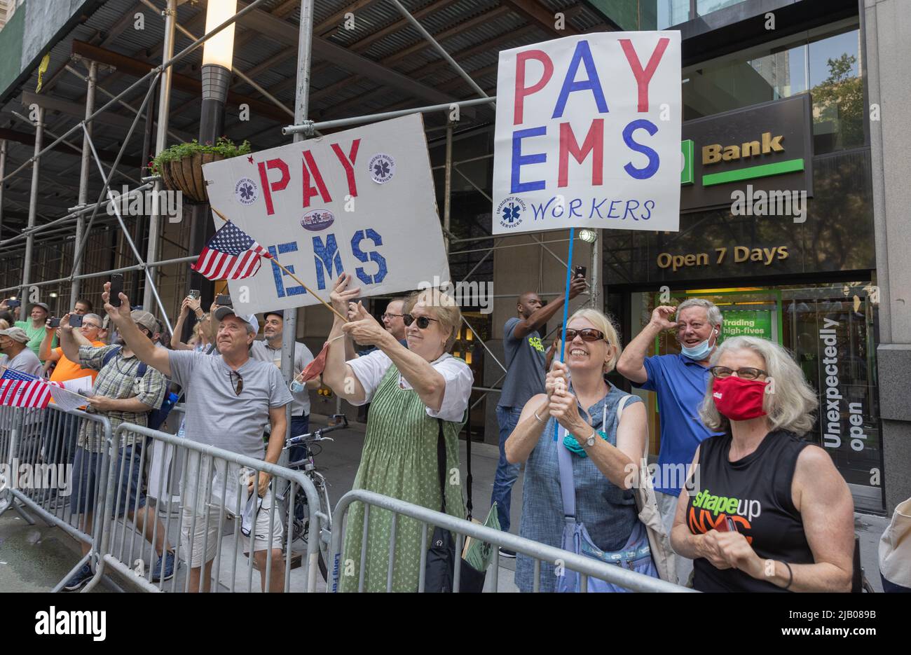 NEW YORK, N.Y. – 7. Juli 2021: Anhänger von Mitarbeitern des medizinischen Notdienstes und andere Zuschauer sehen sich die heimateigene Ticker-Parade von Heroes an. Stockfoto