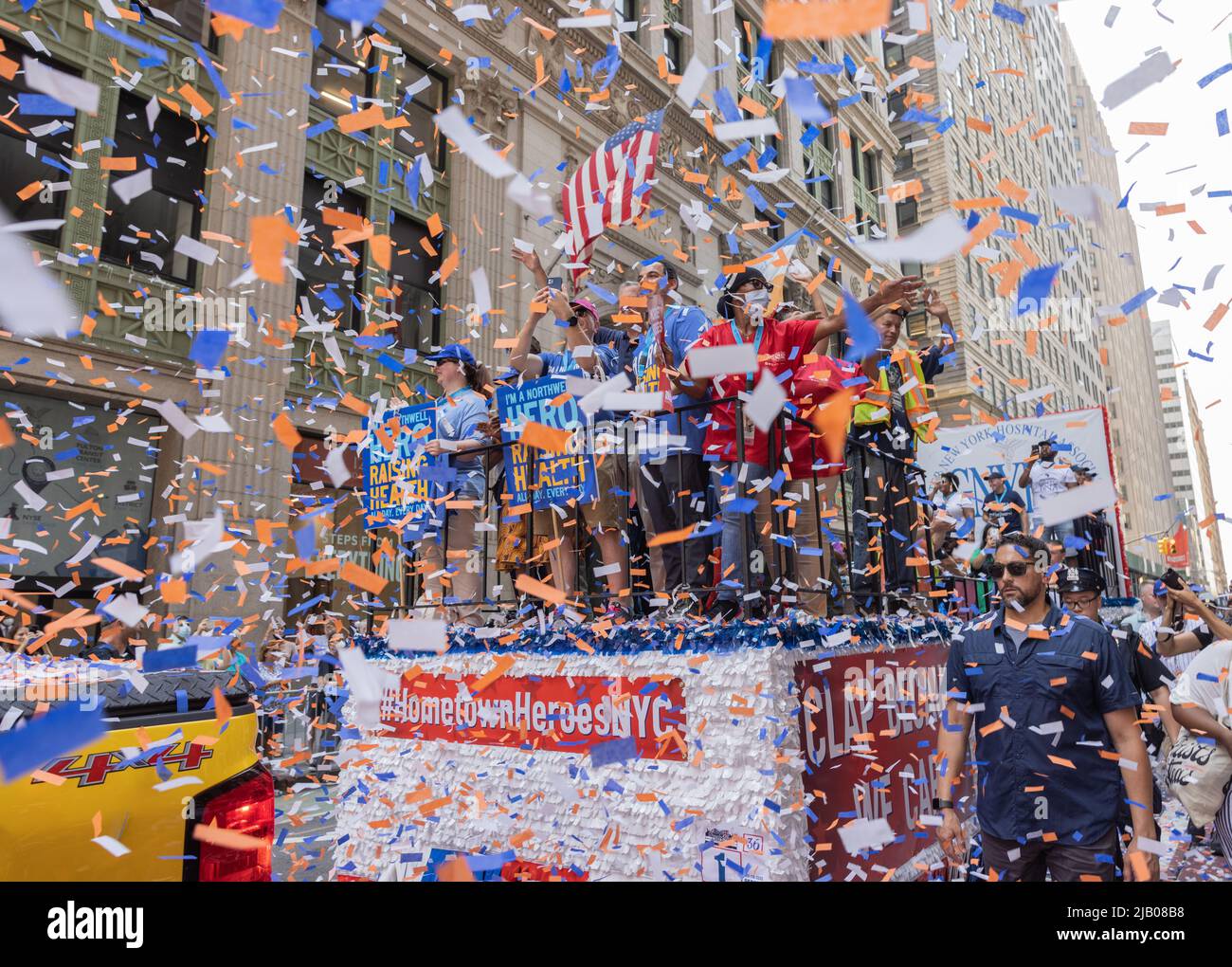 NEW YORK, N.Y. – 7. Juli 2021: Während der New Yorker Heroes Ticker Tape Parade wird ein Festwagen zu Ehren von Mitarbeitern des Gesundheitswesens gesehen. Stockfoto