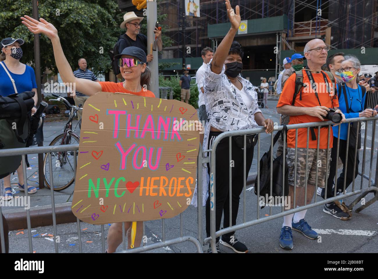 NEW YORK, N.Y. – 7. Juli 2021: Zuschauer beobachten die heimatliche Heroes-Ticker-Parade zu Ehren wichtiger Arbeiter. Stockfoto