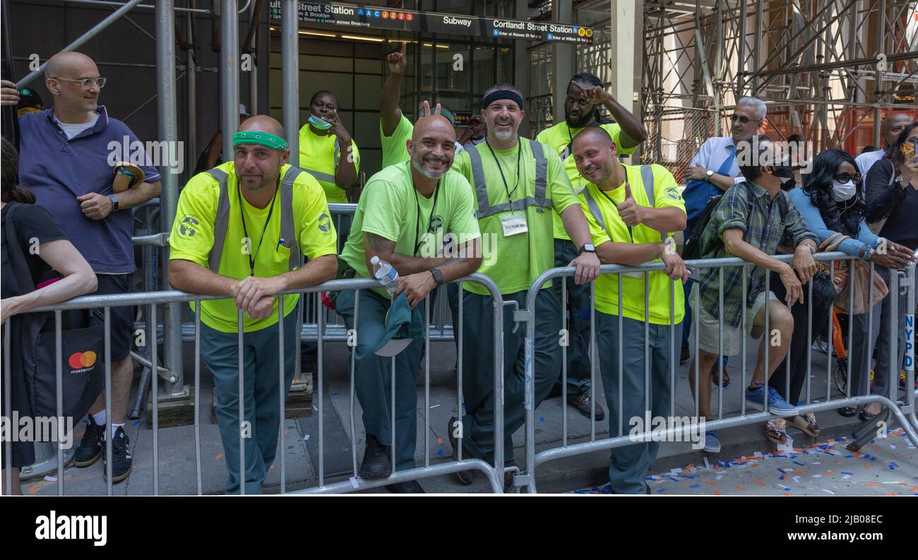 NEW YORK, NY – 7. Juli 2021: New York City sanitäre Mitarbeiter sehen sich die heimatliche Heroes Ticker Tape Parade an, bei der wichtige Arbeiter geehrt werden. Stockfoto