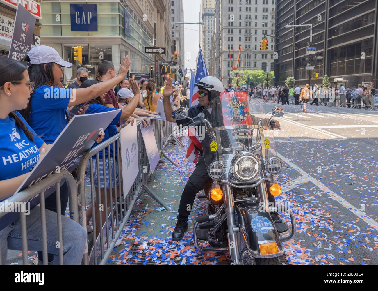 NEW YORK, NY – 7. Juli 2021: Eine Krankenschwester Pädagoge fährt ein Motorrad und begrüßt die Zuschauer während der New Yorker Heimatstadt Heroes Ticker Tape Parade. Stockfoto