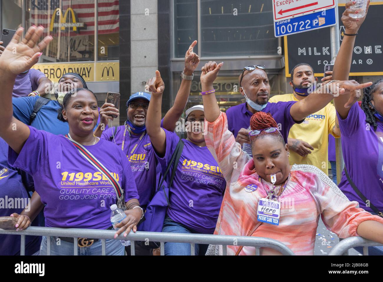 NEW YORK, N.Y. – 7. Juli 2021: Zuschauer, die Mitarbeiter im Gesundheitswesen unterstützen, sehen sich die heimatkundlichen Ticker-Tapetenkarade Heroes an. Stockfoto