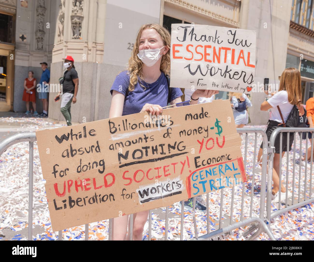 NEW YORK, N.Y. – 7. Juli 2021: Ein Zuschauer sieht sich die heimatliche Heroes Ticker-Parade an, die wichtige Arbeiter ehrt. Stockfoto