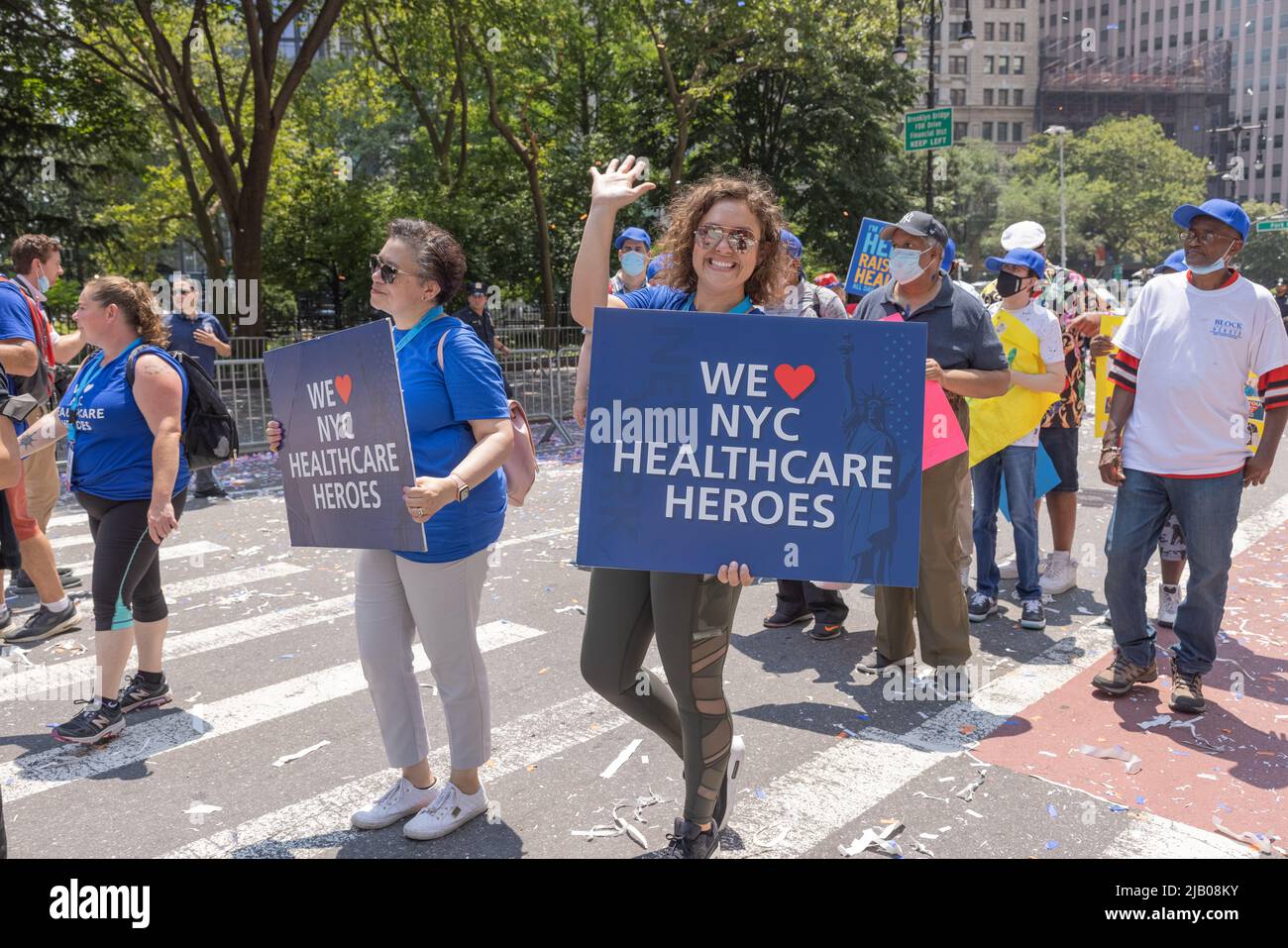 NEW YORK, N.Y. – 7. Juli 2021: Während der Heroes Ticker-Tape-Parade in New York City, die wichtige Arbeiter ehrt, werden Demonstranten gesehen. Stockfoto