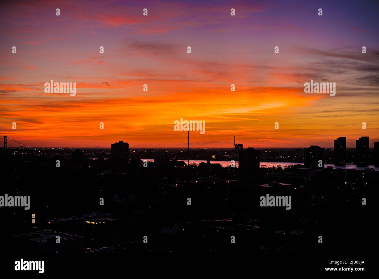 Bild von der Sonnenunterung und einer Silhouette von Gebäuden und dem detroit River. Westseite von Windsor und Downtown Detroit. Stockfoto