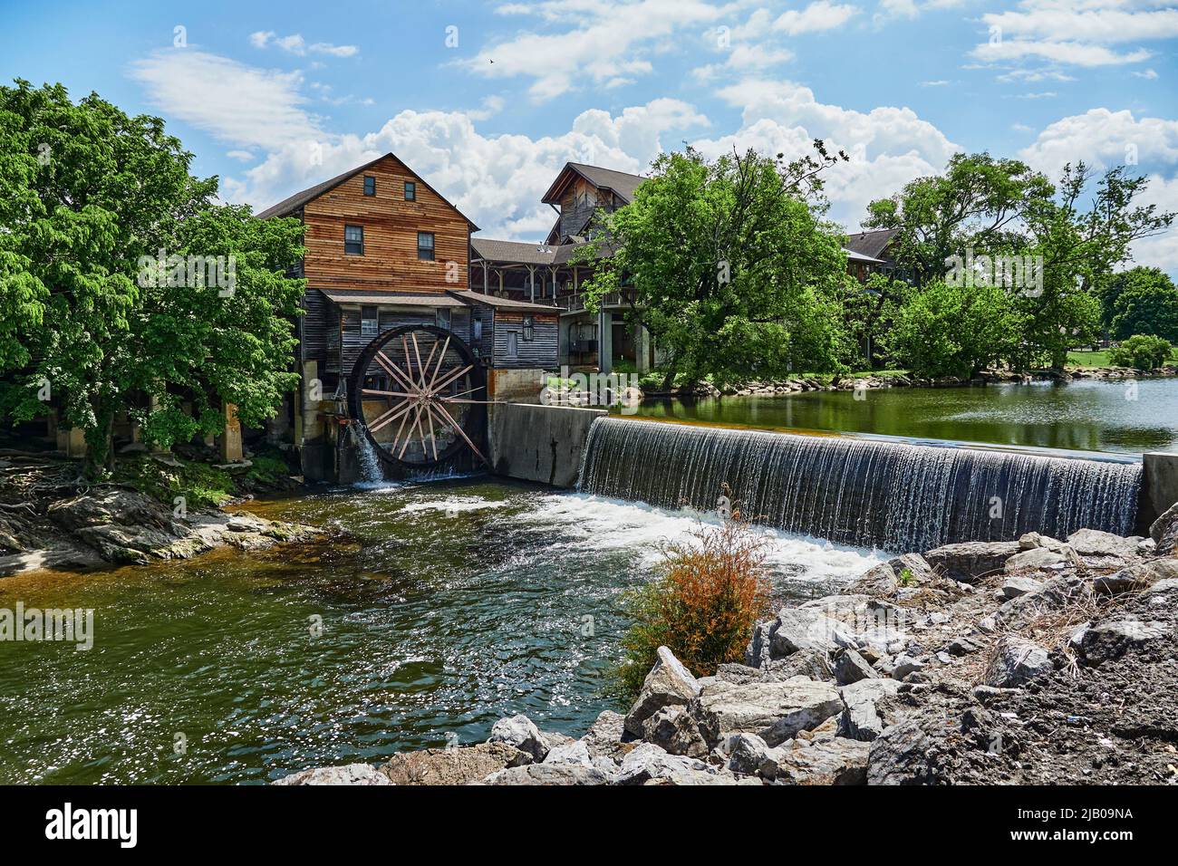 Alte historische rustikale Mühle am West Prong Little Pigeon River, Pigeon Forge Tennessee, USA. Stockfoto