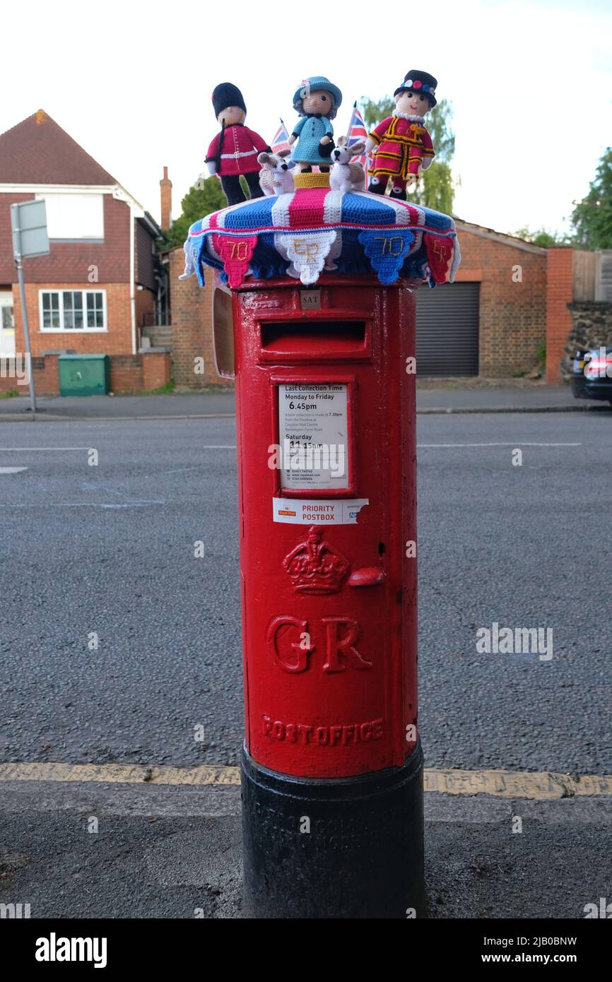 London, Großbritannien. 1.. Juni 2022. Ein gehäkelter Briefkastenaufschlag mit Jubilee-Thema feiert 70 Jahre Herrschaft der Königin. Gestrickte Kaisergarde und zwei Corgis erscheinen neben der Queen auf einem Briefkasten in Wallington, South London. Die Herstellung der gehäkelten Stücke wurde während der Lockdowns von Covid in der Strick-Community populär, zeigte ihre Fähigkeiten, versuchte, die Straßen aufzuhellen und auch Geld für würdige Zwecke zu sammeln. Kredit: Elfte Stunde Fotografie/Alamy Live Nachrichten Stockfoto