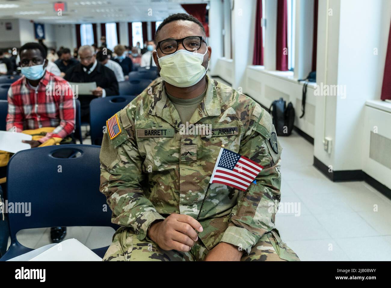New York, NY - 1. Juni 2022: Mitglied der Nationalgarde U. S. Army Barrett posiert, nachdem er US-Bürger bei der Einbürgerungszeremonie des Memorial Day im US-amerikanischen Bezirksamt New York geworden ist Stockfoto