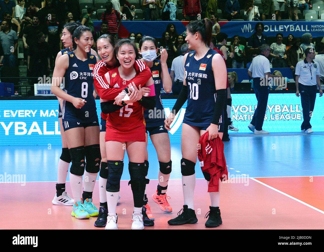 Ankara. 1.. Juni 2022. Spieler aus China feiern am 1. Juni 2022 in der Ankara Sports Hall in Ankara, Türkei, das Spiel der FIVB Volleyball Women's Nations League 2022 zwischen China und den Niederlanden. Quelle: Mustafa Kaya/Xinhua/Alamy Live News Stockfoto