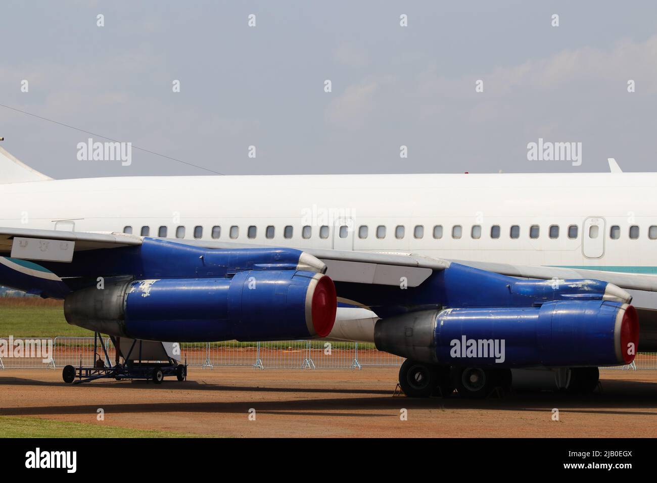 Nahaufnahme des Passagierjet-Flugzeugs mit zwei Triebwerksmotoren Stockfoto