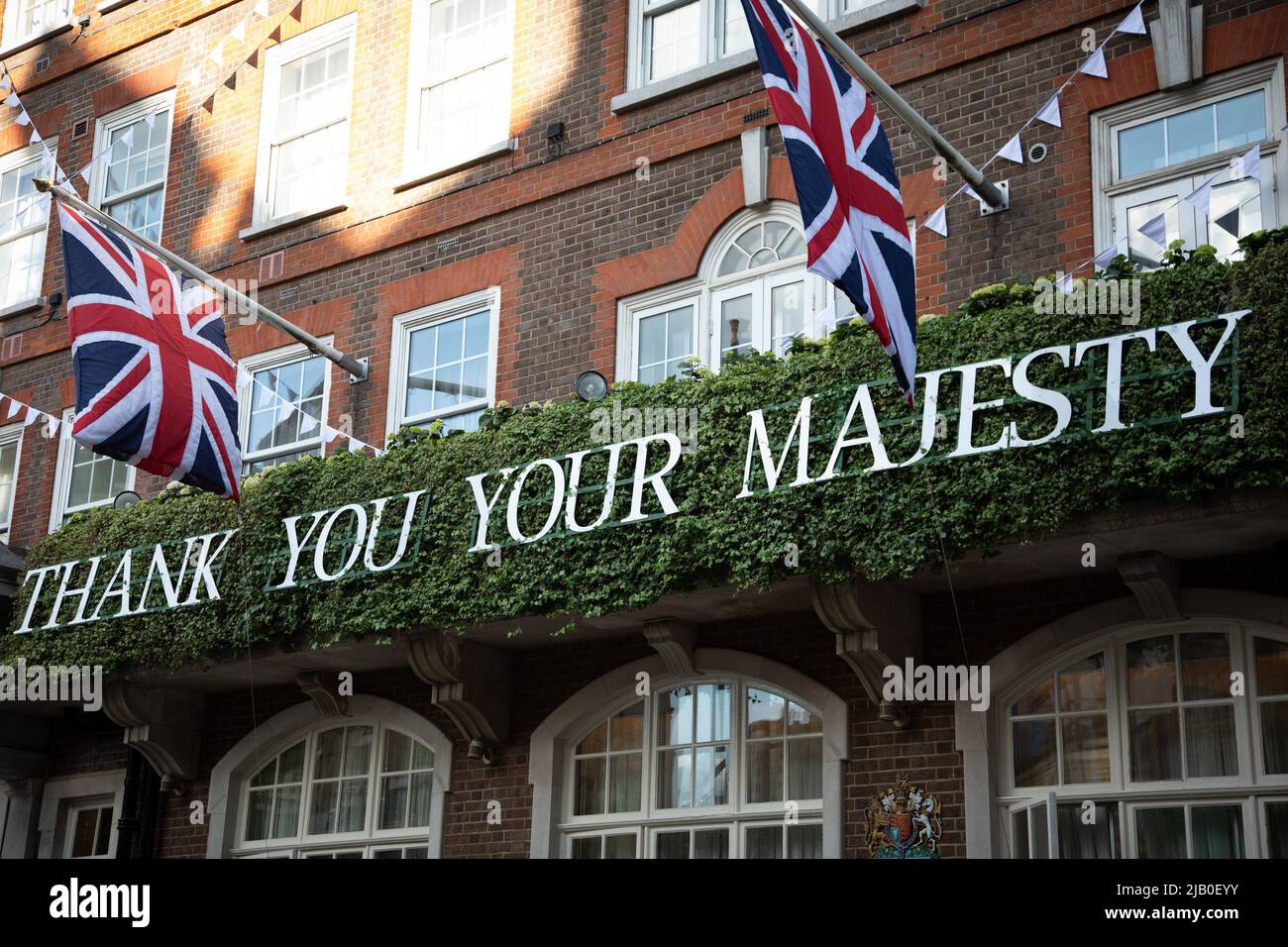 London, Großbritannien. Ist Juni 2022. „Thank you Your Majesty“ steht auf der Vorderseite des Goring Hotels in Westminster, um das Platin-Jubiläum der Königin zu feiern. Quelle: Kiki Streitberger / Alamy Live News Stockfoto