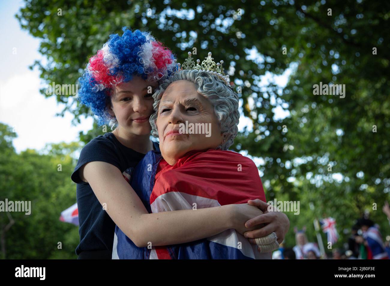 London, Großbritannien. Ist Juni 2022. Ein Mädchen umarmt ihren kleinen Bruder, der als Königin verkleidet ist, da königliche Fans rechtzeitig zum morgigen Platin-Jubiläum in die Mall gekommen sind, um die 70 Jahre auf dem Thron von Königin Elizabeth II zu feiern. Quelle: Kiki Streitberger / Alamy Live News Stockfoto