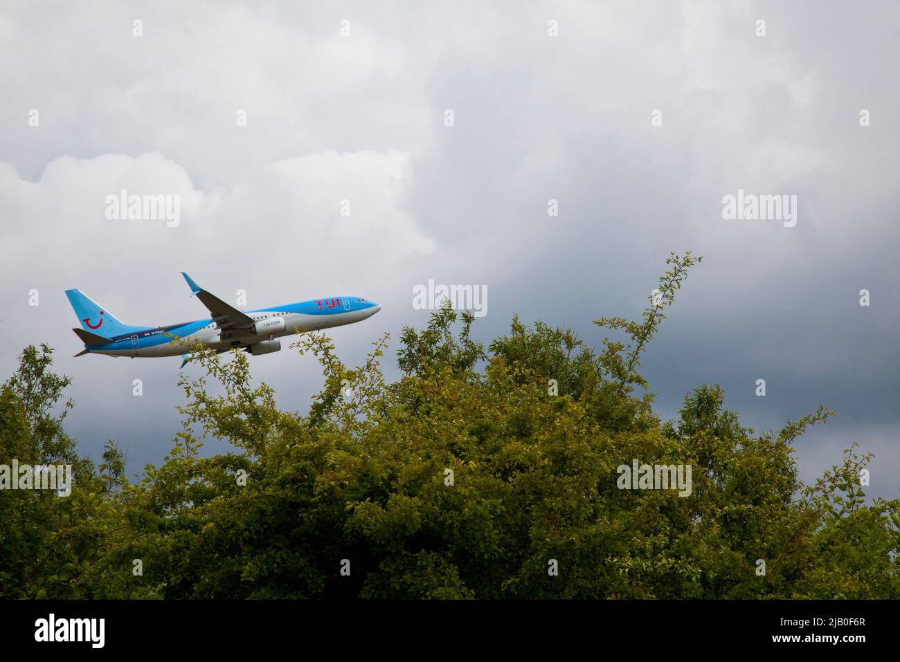 TUI-Flug vom Flughafen Manchester über eine Hecke, Manchester 2022 Stockfoto