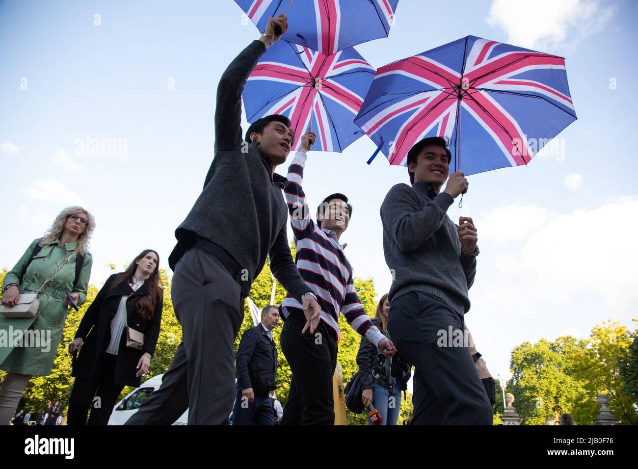 London, Großbritannien. Ist Juni 2022. Eine Gruppe von Touristen aus den Philippinen macht mit ihren Union Jack Regenschirmen Spaß, da königliche Fans aus der ganzen Welt rechtzeitig für die morgige Veranstaltung nach London gekommen sind, um das Platin-Jubiläum der Königin zu feiern. Quelle: Kiki Streitberger / Alamy Live News Stockfoto