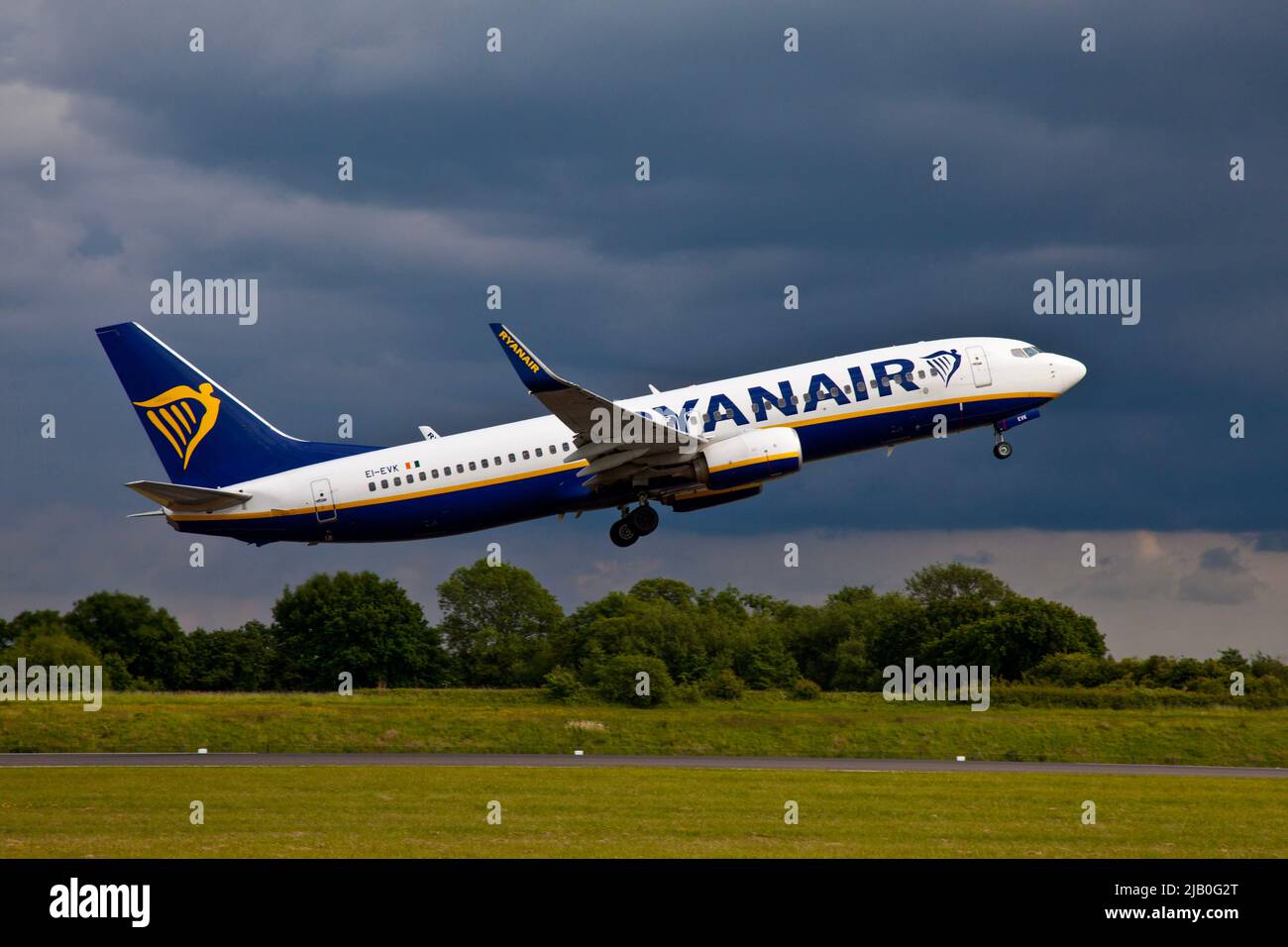 Ryanair, der am Flughafen Manchester abfliegt Stockfoto