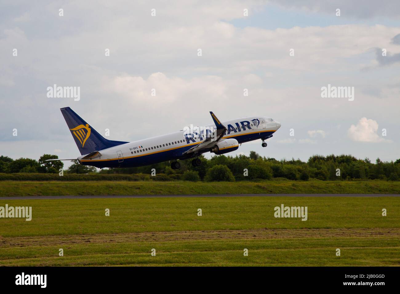 Ryanair-Flugzeug, das am Flughafen Manchester abfliegt Stockfoto