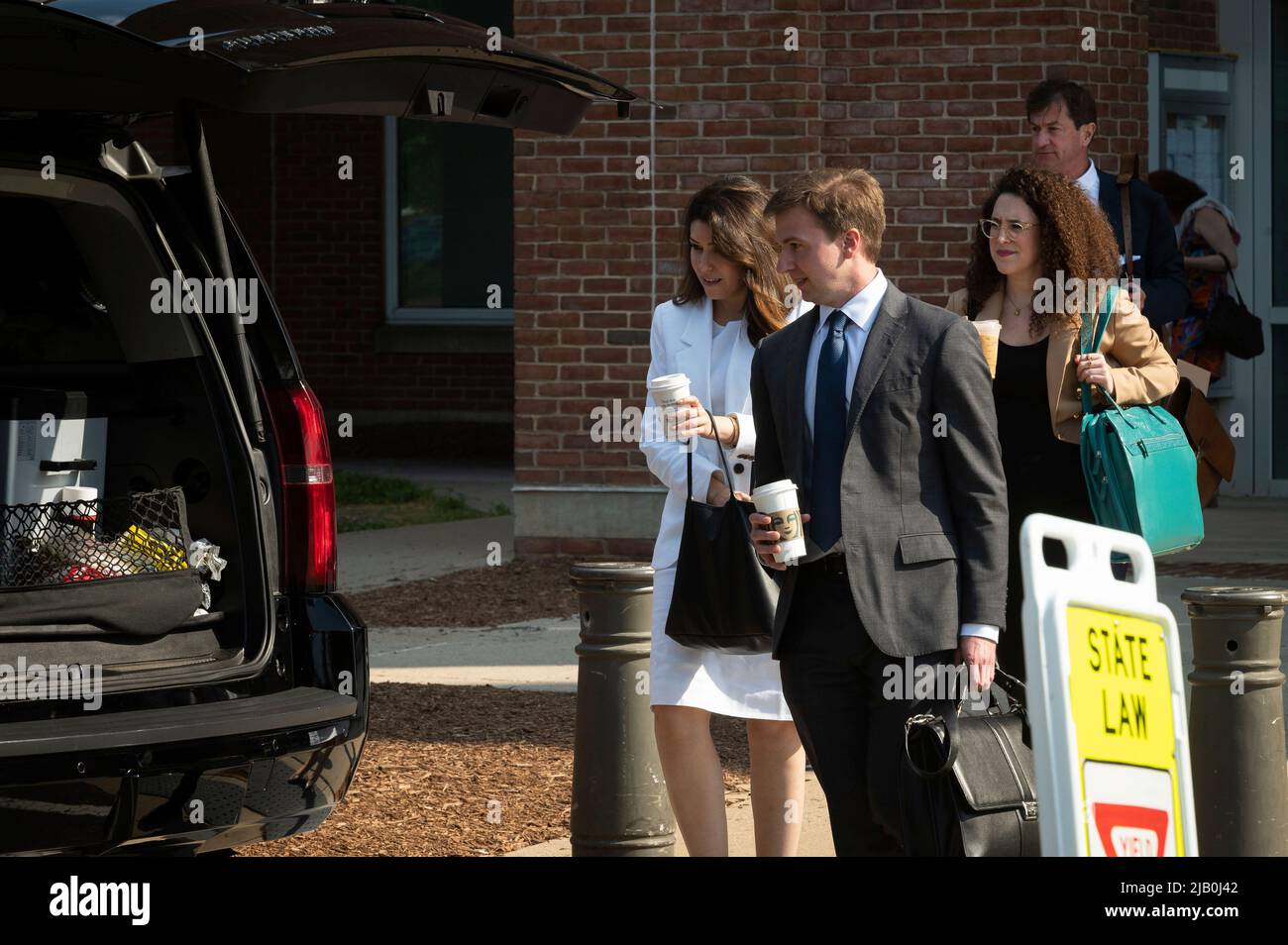 Johnnys Rechtsteam, geführt von Camille Vasquez, weiß gekleidet, verlässt das Fairfax County Courthouse, Depps Fairfax, Virginia. Nach einem Tag der Geschworenenberatungen im Zivilprozess zwischen Johnny Depp und Amber Heard endete am Dienstag, den 31. Mai 2022. Depp brachte eine Verleumdungsklage gegen seine ehemalige Frau, die Schauspielerin Amber Heard, ein, nachdem sie 2018 in der Washington Post einen Kommentar verfasst hatte, der ihn, ohne Depp zu nennen, des häuslichen Missbrauchs beschuldigte. Kredit: Cliff Owen/CNP (BESCHRÄNKUNG: KEINE New York oder New Jersey Zeitungen oder Zeitungen innerhalb eines 75 Meilen Radius von New York City) Stockfoto