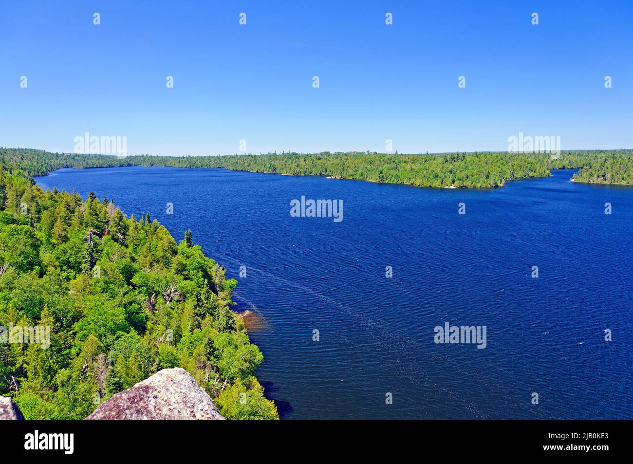 Weitläufiger Blick von einem Lake Shore Cliff auf Winchell Lake in den Boundary Waters in Minnesota Stockfoto