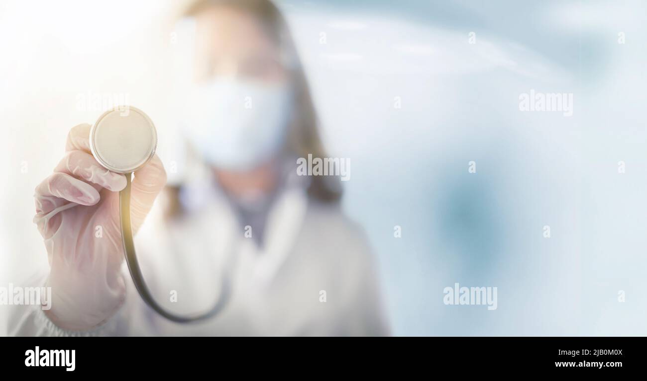 Arzt zeigt schwarzes Stethoskop in der Hand, Konzept virale Pandemie covid-19.. Stockfoto