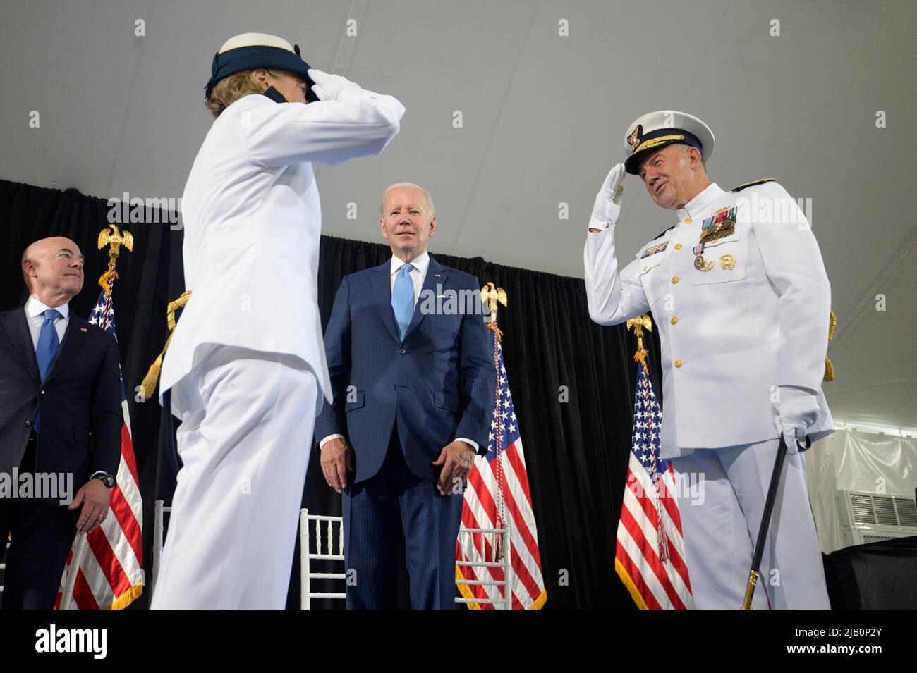 Der US-Präsident Joe Biden und der US-Heimatschutzminister Alejandro Mayorkas, links, beobachten, wie der scheidende Kommandant Admiral Karl L. Schultz, rechts, den ankommenden Kommandanten Admiral Linda Fagan bei einer Zeremonie zur Befehlsänderung am 1. Juni 2022 im US-Küstenwache-Hauptquartier in Washington, DC begrüßt. Kredit: Bonnie Cash/Pool über CNP Stockfoto