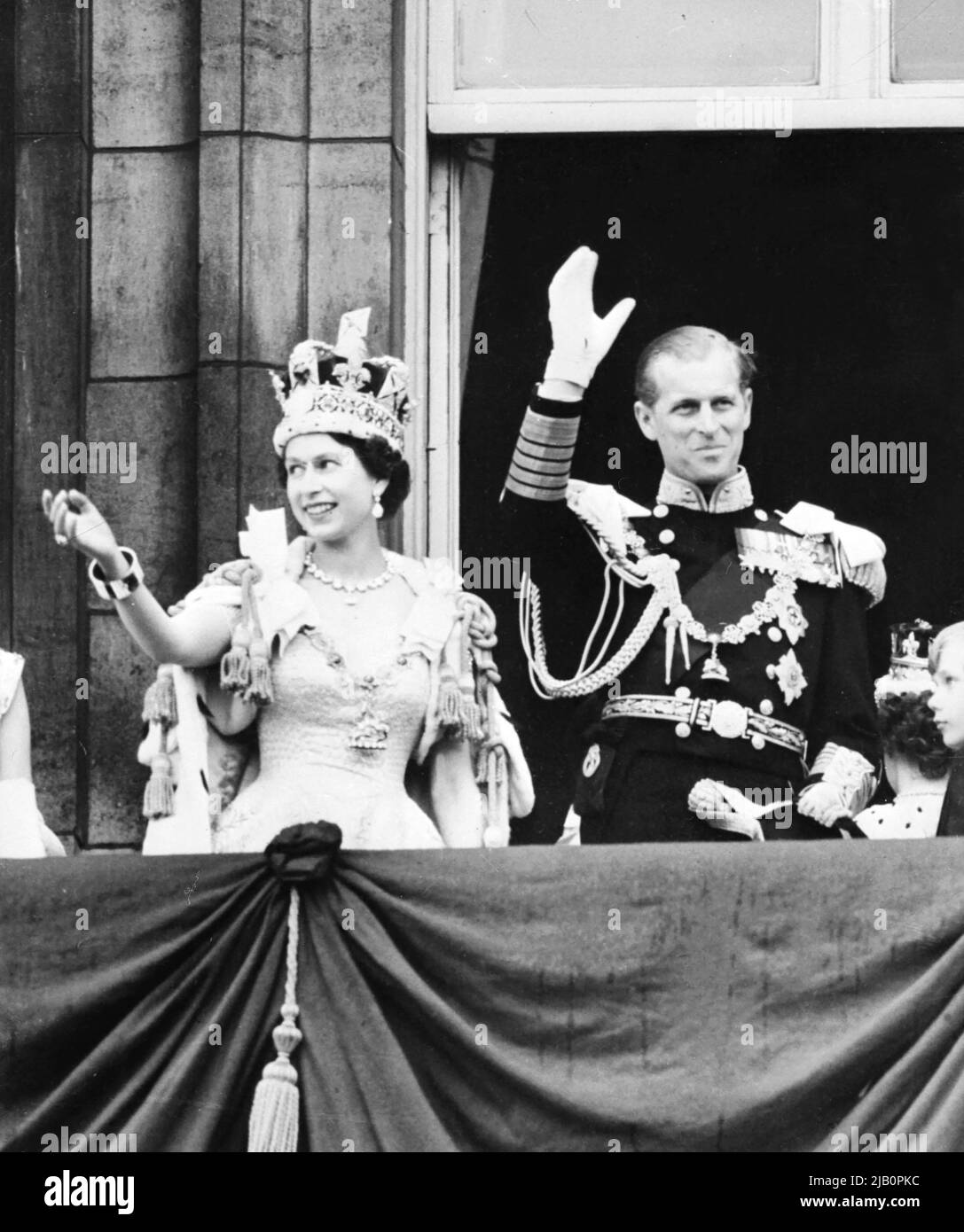 Am 2. Juni 1953 winkt die britische Königin Elizabeth II. (L) in Begleitung des britischen Prinzen Philip, Duke of Edinburgh (R), nach der Krönung in der Westminter Abbey in London der Menge zu. - Elizabeth heiratete den Herzog von Edinburgh am 20.. November 1947 und wurde 1952 im Alter von 25 Jahren zur Königin ernannt. Ihre Krönung war die erste weltweite Fernsehveranstaltung Stockfoto