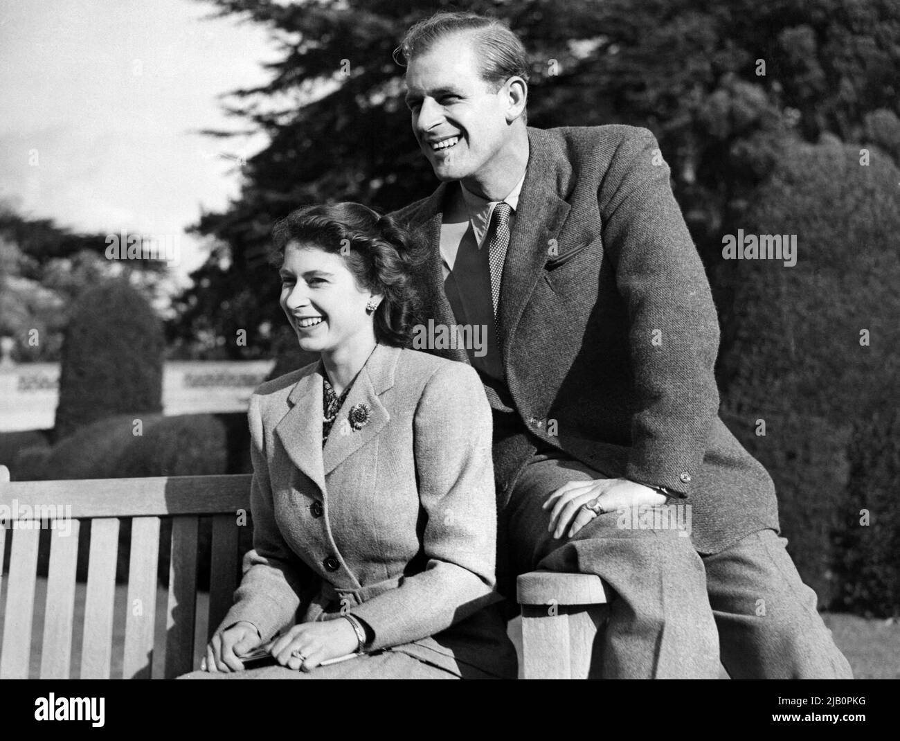Die britische Prinzessin Elizabeth (zukünftige Königin Elizabeth II.) und ihr Mann Philip, Herzog von Edinburgh, posieren während ihrer Flitterwochen am 25. November 1947 im Broadlands Estate, Hampshire Stockfoto