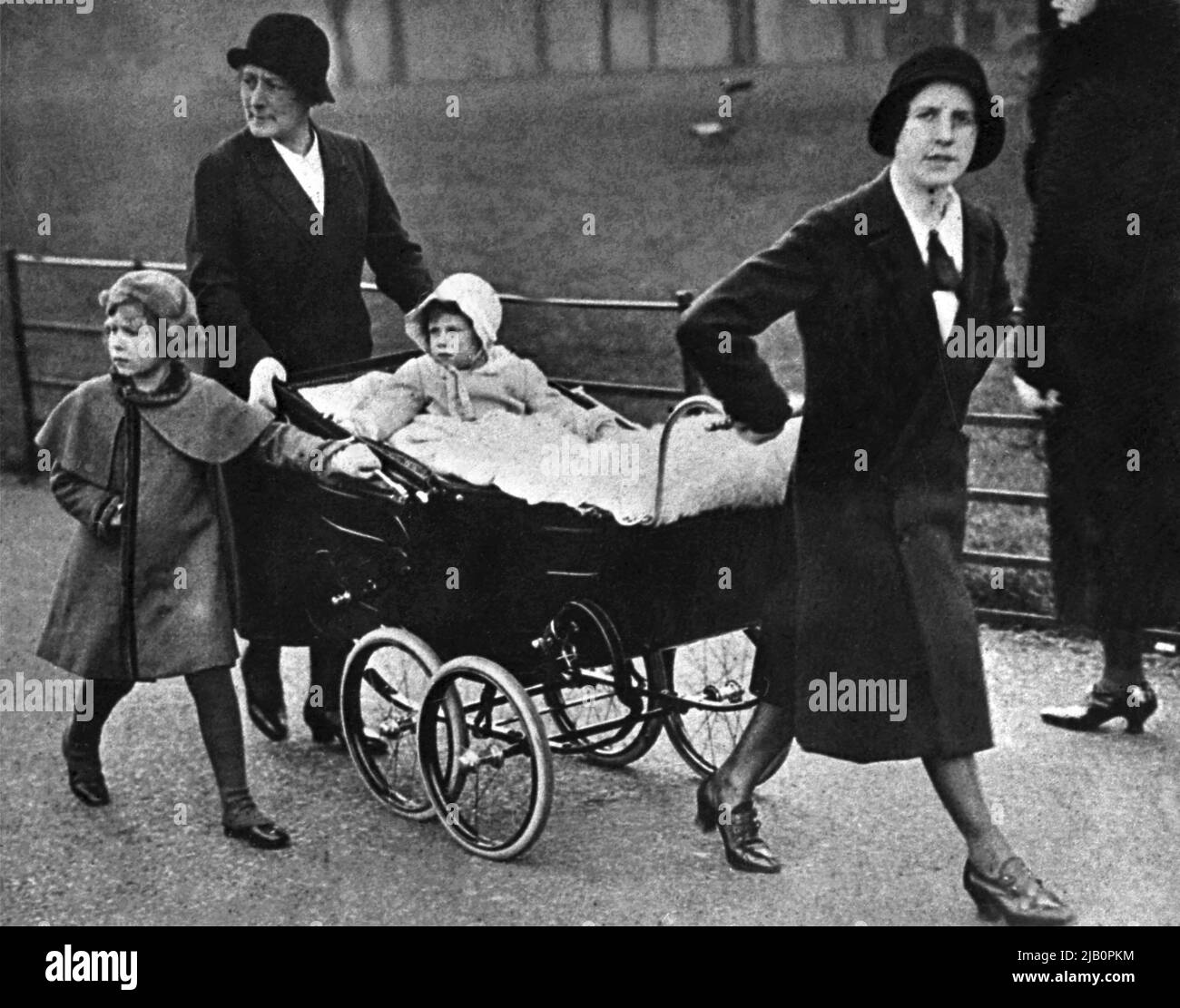 Undatierte Aufnahme von Prinzessin Elizabeth (L) von Großbritannien, die mit ihrer jungen Schwester Prinzessin Margaret und ihren Kindermädchen an einem unbekannten Ort spaziert Stockfoto