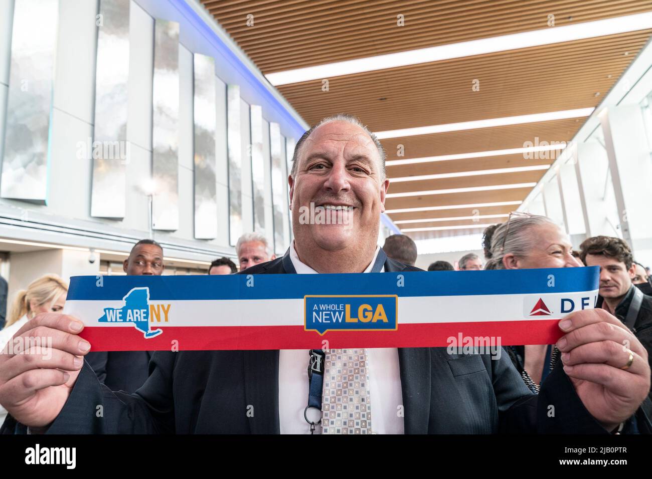 New York, USA. 01.. Juni 2022. Gary LaBarbera, Präsident des Rates für Baugewerbe im Großraum New York, nimmt an der Ankündigung von Gouverneur Kathy Hochul am 1. Juni 2022 am LaGuardia Airport Terminal C in New York Teil. Terminal C wurde speziell für Delta Airlines gebaut. Das neue Terminal verfügt über 37 Tore und den größten Delta Sky Club des Landes. (Foto von Lev Radin/Sipa USA) Quelle: SIPA USA/Alamy Live News Stockfoto