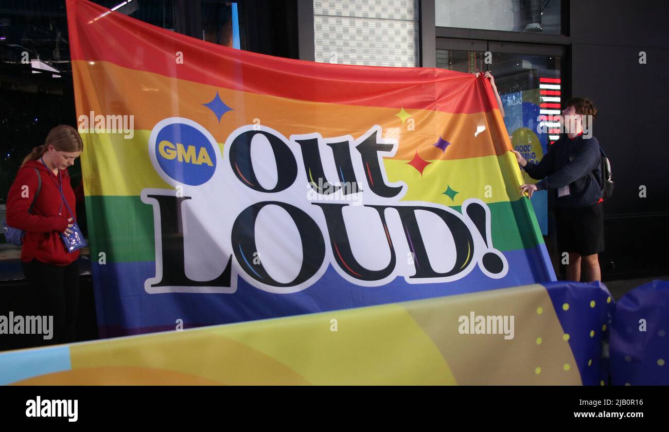 New York, NY, USA. 1.. Juni 2022. Good Morning America feiert den Pride Month mit GMA Out Loud! Am 1. Juni 2022 auf dem Times Square in New York City. Quelle: Rw/Media Punch/Alamy Live News Stockfoto